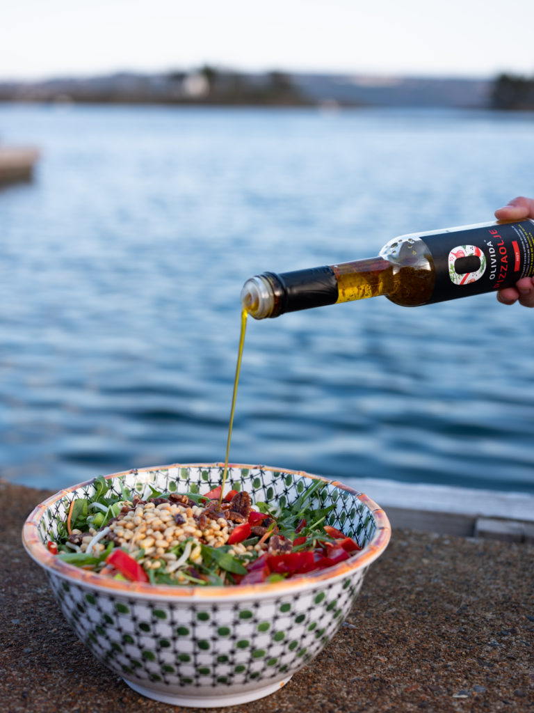 Olivenolje over salat ved sjøen